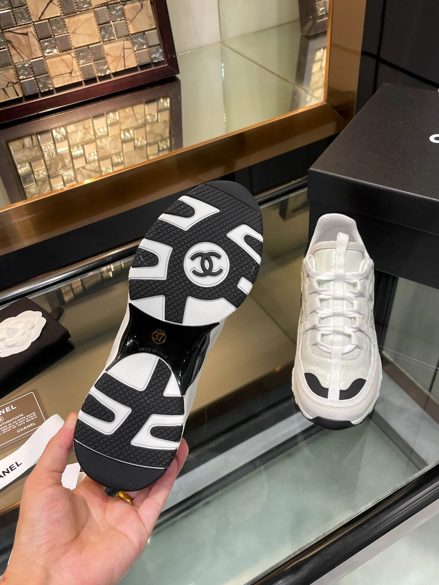 👟👟Ex-factory price 580👟👟 Chanel Chanel 25SS latest white shoes, casual sports shoes, skate shoes, original purchase, development and production, Xiaoxiang C Home counter is another super hot model, loved by Internet celebrity bloggers and ladies, various praises on social platforms, super popular, high quality, breathable, super spring and summer, seeing this issue can always arouse the inner desire of girls for fashion. The latest calfskin material Classic black and white color scheme, fashionable on the feet and easy to care for #Material: Original customized imported cowhide material #Inner lining: Customized soft sheepskin lining #Sole: Original molded TPU non-slip outsole #Sole thickness: 2.5CM Size: 35-40